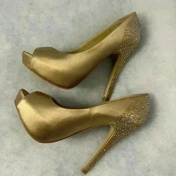 Steve Madden Gold Satin Open Toe 5 1/2” Rhinestones Cover Heels Size 6.5 - Picture 2 of 10